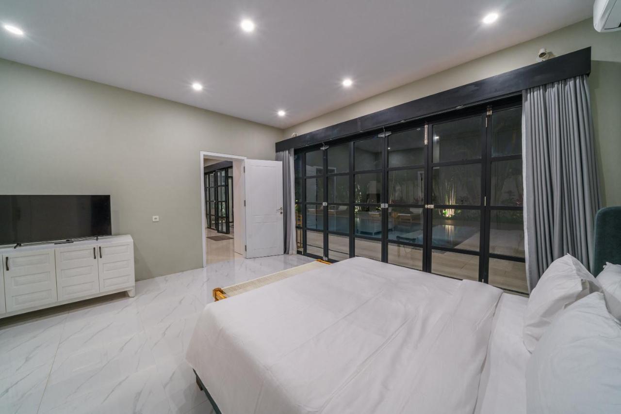 Villa Okenada - Modern 5-Bedroom Pool Villa In Berawa! ชังกู ภายนอก รูปภาพ