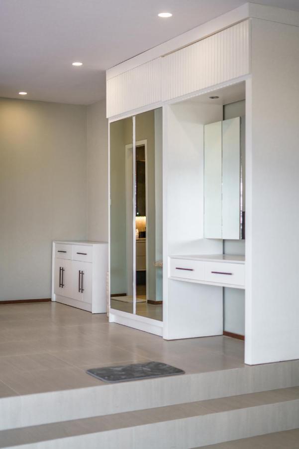 Villa Okenada - Modern 5-Bedroom Pool Villa In Berawa! ชังกู ภายนอก รูปภาพ